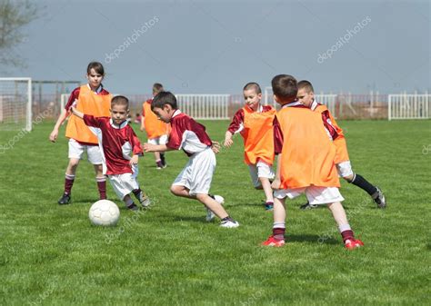 Crian As Jogando Futebol Fotografias De Stock Fotokostic