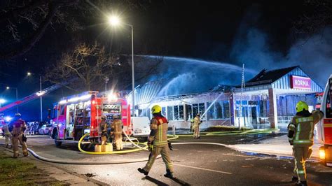 Silvester Berlin Supermarkt Brennt In Silvesternacht Komplett Aus