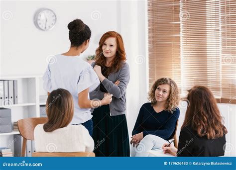 Grupo De Apoio A Mulheres Imagem De Stock Imagem De Ruiva 179626483