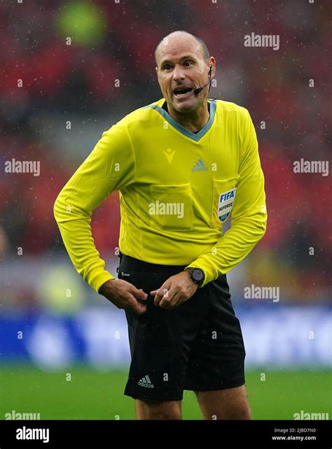 Referee Antonio Mateu Lahoz Hi Res Stock Photography And Images Alamy