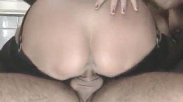 Mogna mammor delar på en kuk PORN