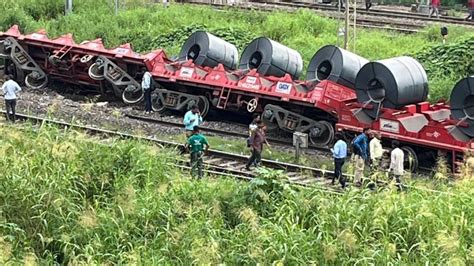 IN PHOTOS: Rail traffic disrupted as goods train derails in Panvel ...