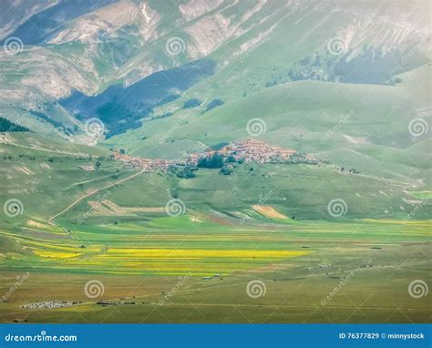 famous castelluccio  norcia avec le beau paysage de montagne italie