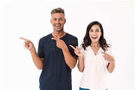 成人高清图片一对震惊的情感成人恩爱夫妻的肖像指向孤立的白色墙壁。人像图片免费下载格式编号51195629 千图网