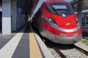 Treni lavori su Alta velocità Roma Napoli rallentamenti e ritardi