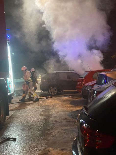 Oslobo Enje Foto Video Gori Automobil U Jednom Sarajevskom Naselju