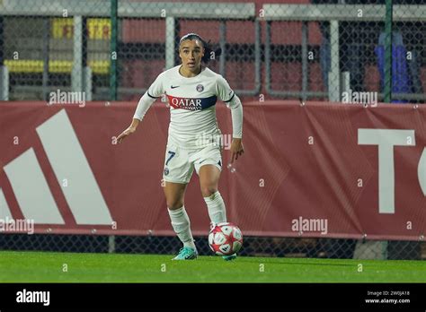 Sakina Karchaoui del Paris Saint Germain controla el balón durante el