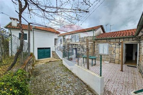 Casa ou moradia à venda na rua do Emigrante Caldelas Guimarães