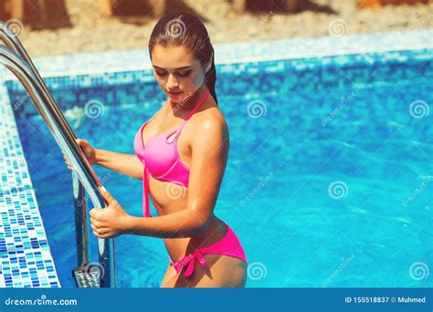 Foto De Moda De Una Hermosa Modelo En Bikini Mujer Sexy Mojada Con El Cuerpo Fino Y Delgado