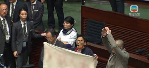 香港立法會修議規 反對派9人搞事被逐