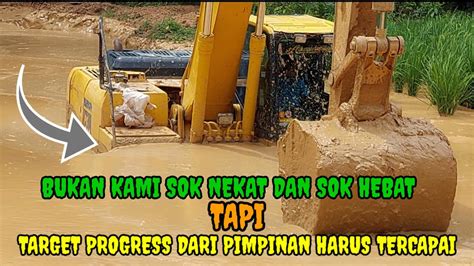 Operator Excavator Pantang Menyerah Melewati Kubangan Lumpur Walaupun