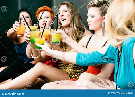 Mulheres Em Cocktail Bebendo Do Clube Ou Do Disco Foto De Stock