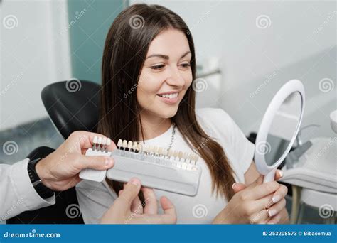 Joven Dentista Con Abrigo Blanco Muestra La Paleta De Color Esmalte De