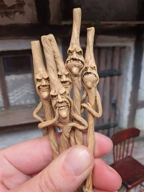 Miniature Carved Witchy Broom Sticks Patung Ukiran Kayu Ukiran