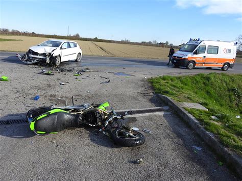 Fusignano Spaventoso Incidente Tra Unauto E Una Moto Grave Centauro