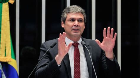 Justiça impugna candidatura de Lindbergh Farias a vereador no Rio