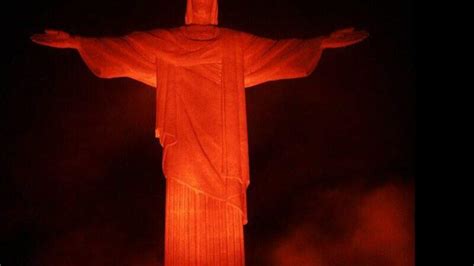 Cristo Redentor Fica Vermelho Em Homenagem A Doadores De Sangue