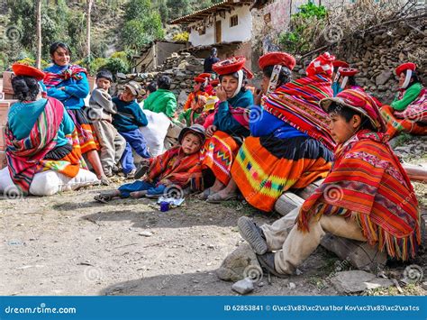 Familia Quechua En Un Pueblo En Los Andes Ollantaytambo Perú Foto