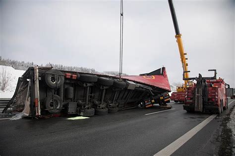 A Neun Stunden Gesperrt Parfum Lastwagen Umgekippt Abendzeitung M Nchen