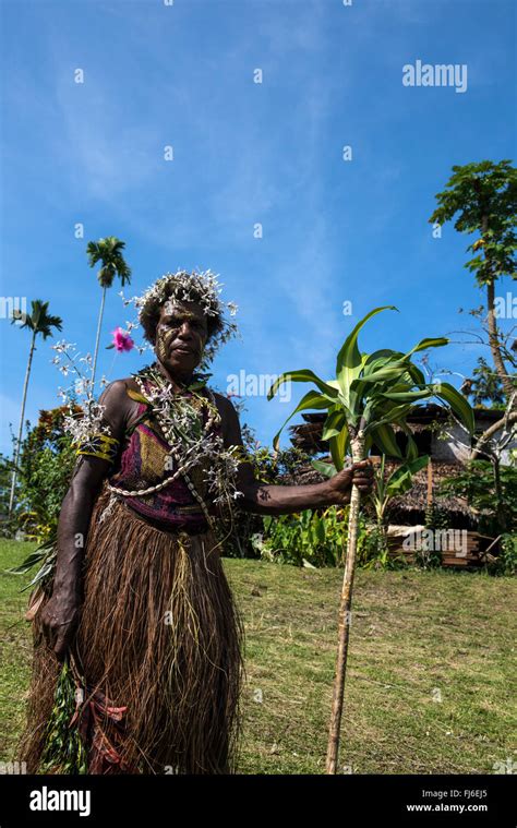 Traditional dress papua new guinea hi-res stock photography and images ...