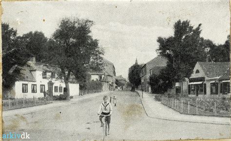 arkiv dk Fotografi fra Gentofte Torv og Gentoftegade hvor en dreng på