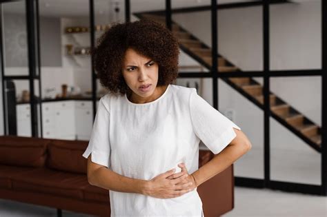 Mujer Afroamericana Siente Dolor De Espalda Dolor De Columna Debido A