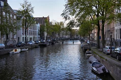 Holanda Amsterd Vista De Um Dos Muitos Canais E Fachadas De Antigas