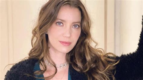 Nathalia Dill Surge Caracterizada Pela Vez Como V Nus Da Novela