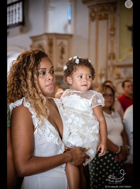 Linda Filha De Roberta Rodrigues Foi Batizada Na Par Quia E Santu Rio