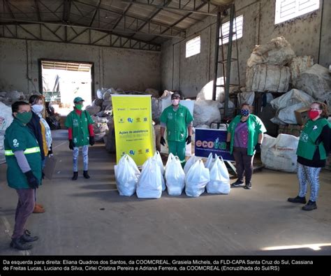 Catadoras e catadores de materiais recicláveis recebem cestas básicas