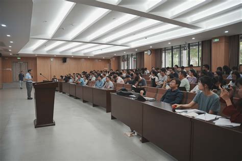 90周年校庆科技系列学术活动第16场：国际知名格点场论专家刘克非教授做客新世纪论坛华南师大新闻网