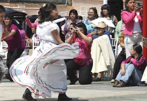 Las Canciones Que Nunca Faltan En Los Bailables Del D A De Las Madres