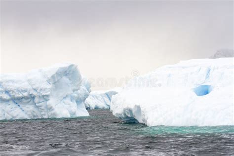 Icebergs Flotantes En La Laguna Glaciar De Jokulsarlon En El Sur De Tierra Imagen De Archivo