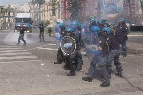 Ultras Del Napoli Tentano Assalto A Tifosi Del Verona Scontri Con La