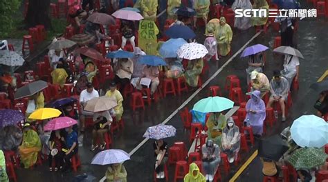 午後變天下大雨！藍鷹行動中午散場 青鳥堅守立法院旁澆不散