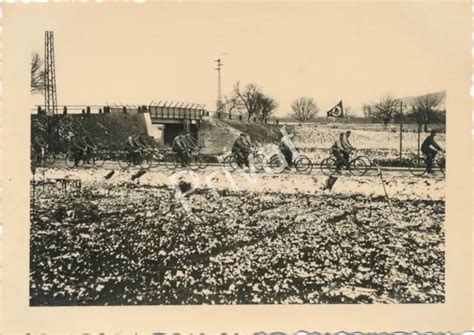 FOTO WK II Wehrmacht 10 Panzerdivision Radfahrer Truppe Soldaten K1 97