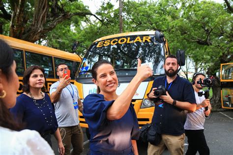 Raquel Lyra entrega 81 novos ônibus escolares a municípios e distritos