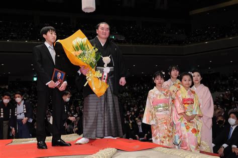 元横綱白鵬の宮城野親方三女「私が頭ナデナデ」まげ姿と別れを告げた父に愛情たっぷりメッセージ 大相撲写真ニュース 日刊スポーツ