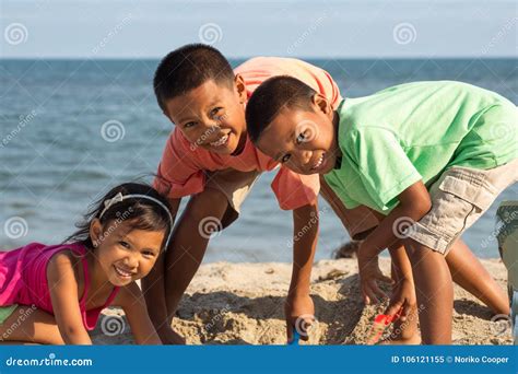 Enfants Heureux Jouant Sur La Plage Image Stock Image Du Bonheur