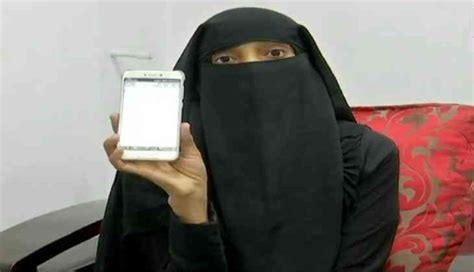 Hyderabad 62 Year Old Omani Husband Gives Triple Talaq To 29 Year Old Wife On Whatsapp Catch News