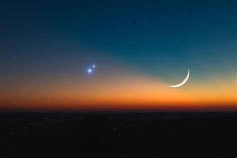 Fenomena Langit Malam Venus Dan Bulan Terlihat Dalam Jarak Dekat