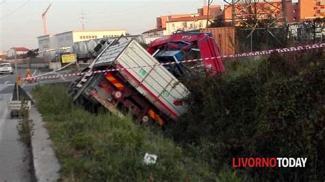 Livorno Camion Urta Il Ponte Di Via Firenze E Si Ribalta