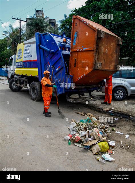 Caminh O Da Coleta De Lixo Em Uma Rua Da Cidade Recife Pe Brasil