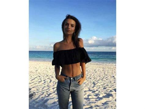 Emily Ratajkowski asolea sus curvas en Tulum Norte de Ciudad Juárez