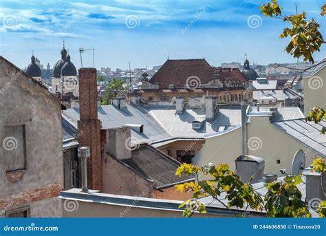 Casas Antiguas Y Techos Con Chimenea En El Casco Antiguo De Lviv