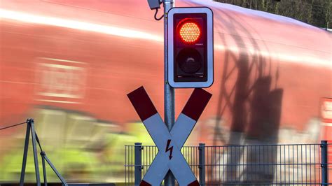 Das War Knapp Fu G Nger In Hamm F Hrt Bei Rot Ber Bahn Bergang Und