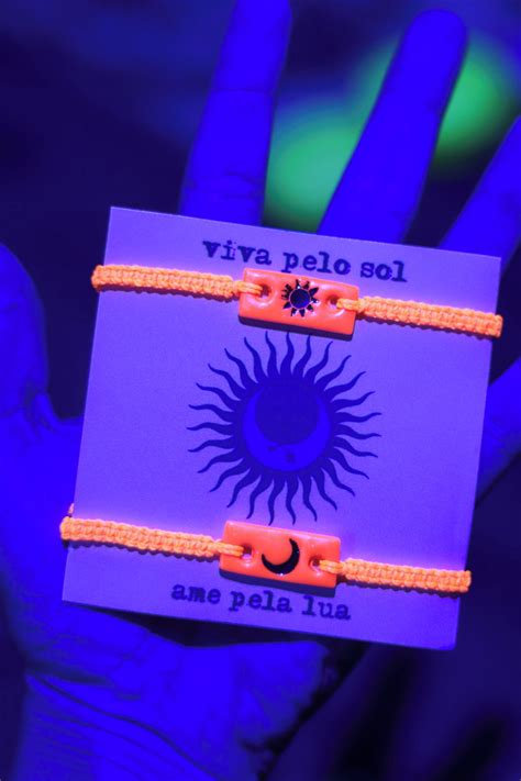 Pulseira Casal Sol E Lua Laranja Neon Brilha Na Luz Negra