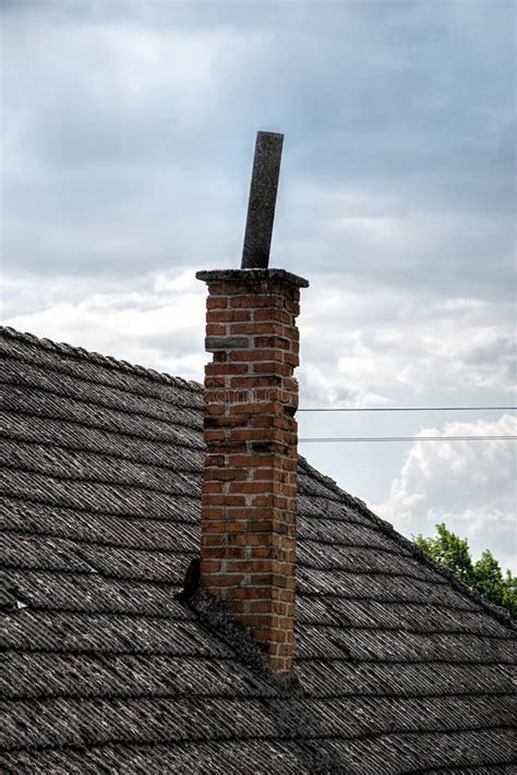 Oude Dakwerktegels Met Schoorsteen Op Oud Huis In Dorp Heel Wat Mos Op