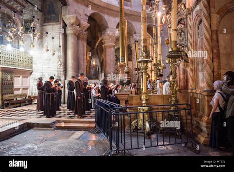 Jerusal N Israel De Mayo De Los Monjes Franciscanos Rezando