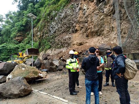 Tanah Longsor Tutup Jalan Trans Sulawesi Akibat Gempa Sulbar Okezone News